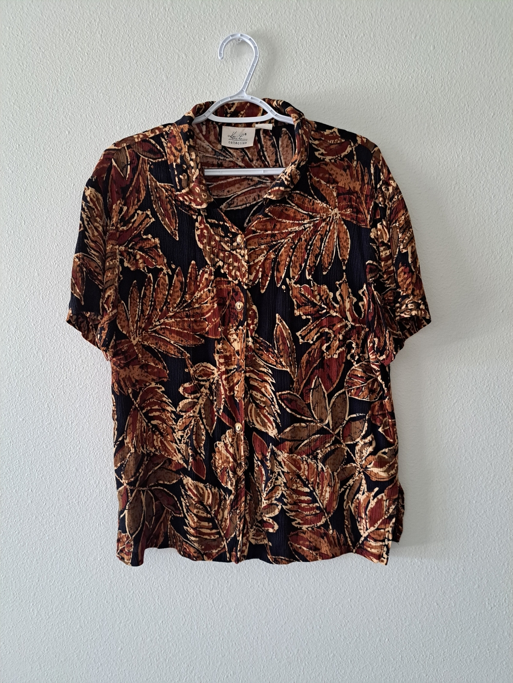 WOMENS Short-Sleeve Button-Up Shirt in Black with Brown Leaf Print
